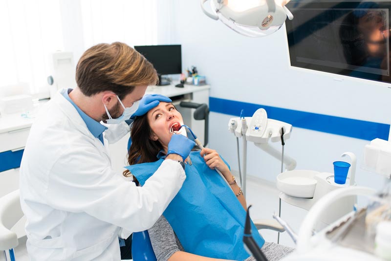 Риски лечения зубов во время месячных